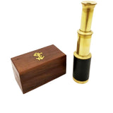 Holzkiste mit Piraten-Fernrohr