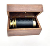 Holzkiste mit Piraten-Fernrohr