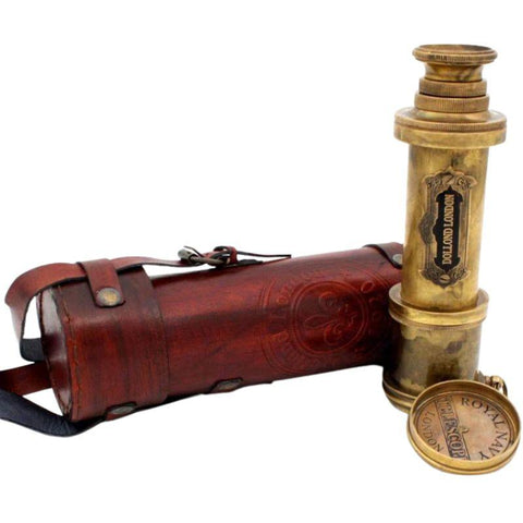 Kasten mit antikem Piraten Fernrohr